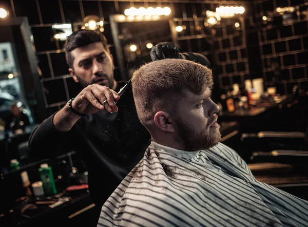 Klanten in de barbershop — Stockfoto