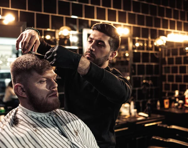 Klanten in de barbershop — Stockfoto