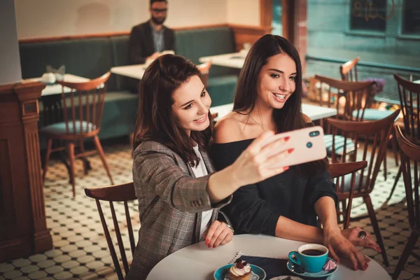 Beaufitul smiling girlfriends taking selfie — Stock Photo, Image