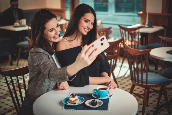 Beaufitul sorrindo namoradas tomando selfie — Fotografia de Stock