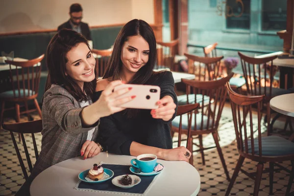 Beaufitul s úsměvem přítelkyně přičemž selfie — Stock fotografie