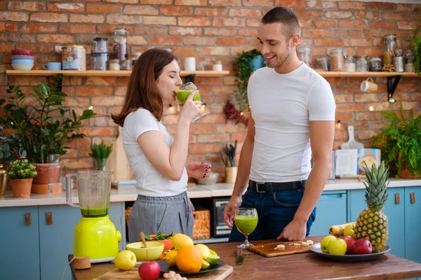 Tineri cuplu face smoothie în bucătărie — Fotografie, imagine de stoc