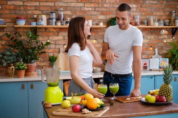 Ungt par att göra smoothie i köket — Stockfoto