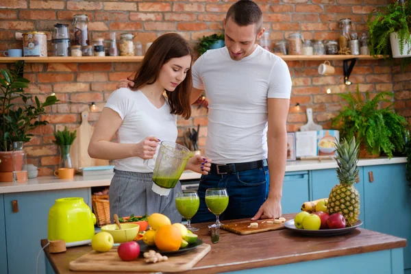 Fiatal pár, hogy smoothie a konyhában — Stock Fotó