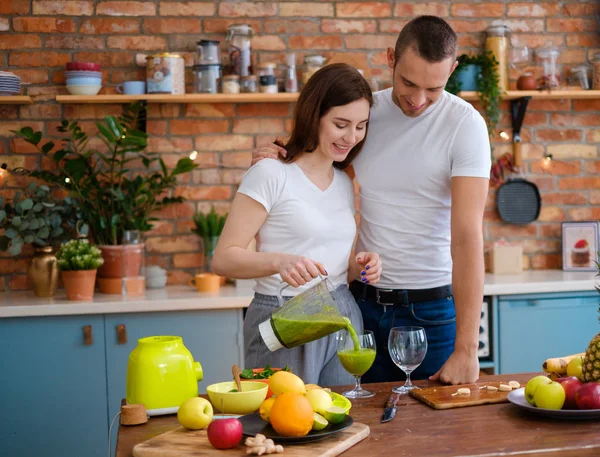 Pareja joven haciendo batido en la cocina —  Fotos de Stock