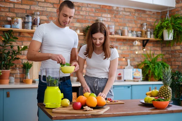 Jeune couple faisant smoothie dans la cuisine — Photo