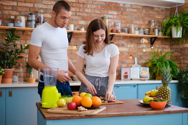 Młoda para Dokonywanie smoothie w kuchni — Zdjęcie stockowe