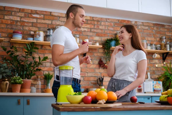 Genç çift yüzlü mutfakta yapma — Stok fotoğraf