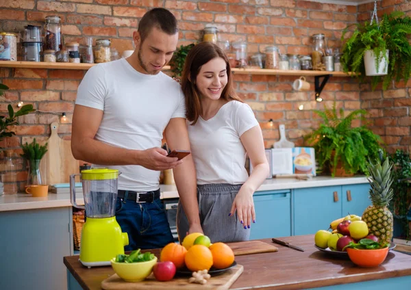 Pareja joven haciendo batido en la cocina —  Fotos de Stock