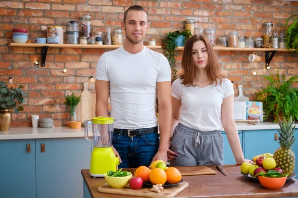 Pareja joven haciendo batido en la cocina —  Fotos de Stock