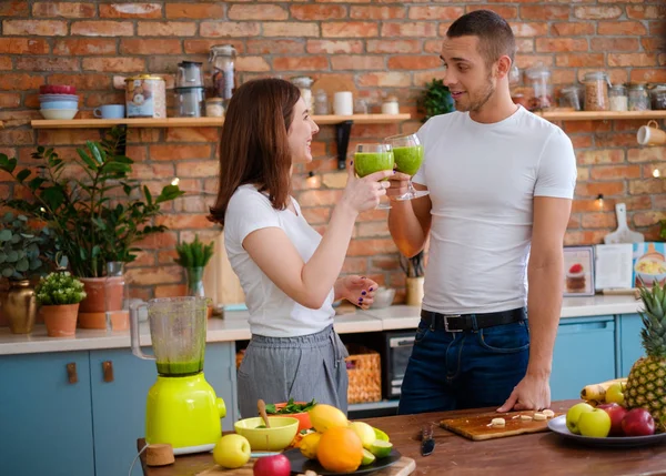 Junges Paar macht Smoothie in Küche — Stockfoto
