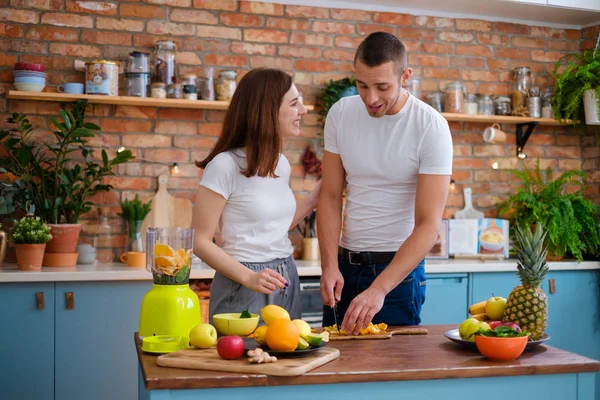 Tineri cuplu face smoothie în bucătărie — Fotografie, imagine de stoc