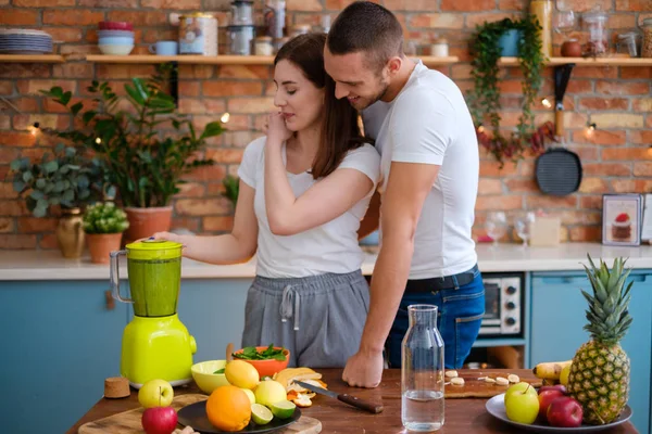 Ungt par att göra smoothie i köket — Stockfoto