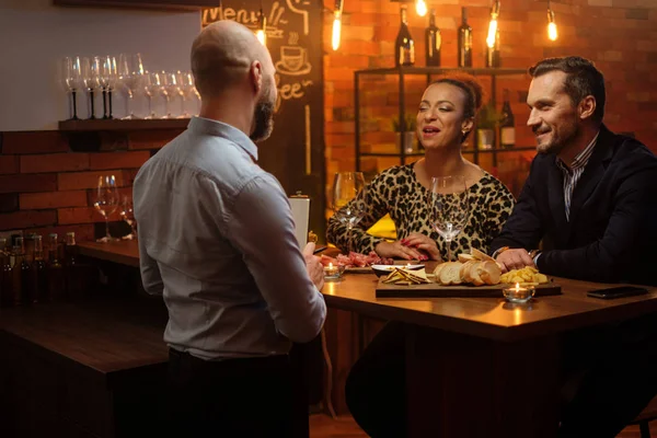 Casal Conversando Com Barman Atrás Balcão Bar Café — Fotografia de Stock