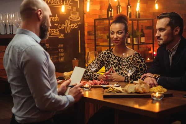 Paar im Gespräch mit Barkeeper hinter Theke in einem Café — Stockfoto