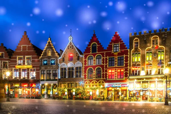 Ingericht en verlichte marktplein in Brugge, België — Stockfoto