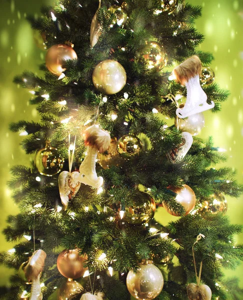 Karácsonyfa háttér és karácsonyi díszek — Stock Fotó