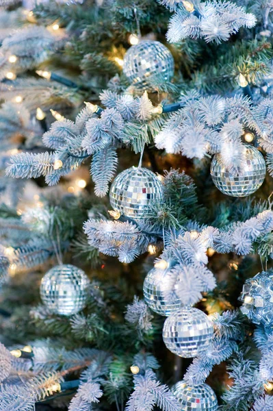 Kerstboom achtergrond en kerstversiering — Stockfoto