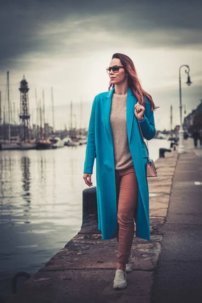 Beautifull woman walking the embankment — Stock Photo, Image