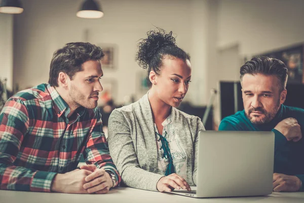 Colegas multiétnicos en una oficina de coworking — Foto de Stock