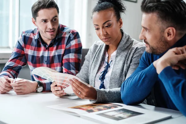 Multietnické kolegové v kanceláři coworkingu — Stock fotografie