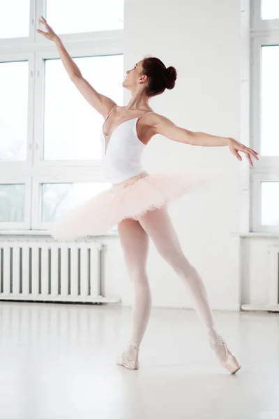 Грациозная балерина в танцевальной студии — стоковое фото