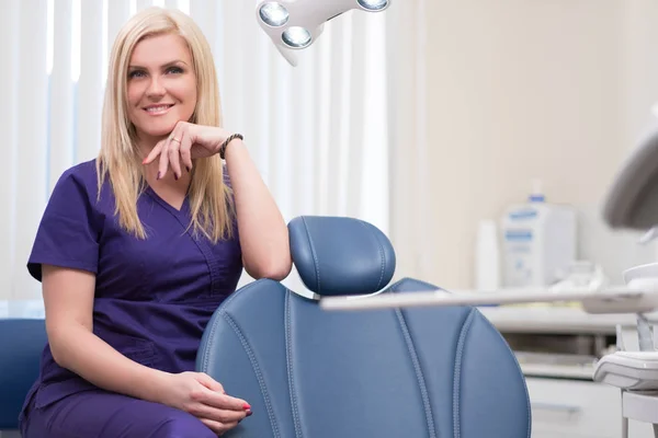 Νέοι όμορφη ξανθιά γυναίκα οδοντίατρος στο Οδοντίατροι χειρουργική — Φωτογραφία Αρχείου