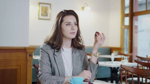 Mulher bonita sentada em um café — Fotografia de Stock