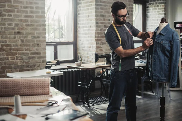 Diseñador de moda trabajando en su estudio — Foto de Stock