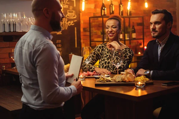 Couple parlant au barman derrière le comptoir du bar dans un café — Photo