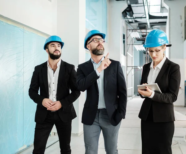 Ingénieurs en hardhats avoir une conversation — Photo