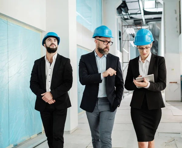 A hardhats mérnökei beszélgetés — Stock Fotó