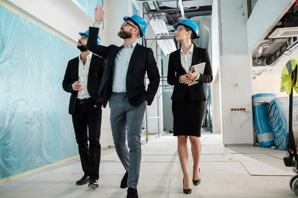 Ingénieurs en hardhats avoir une conversation — Photo