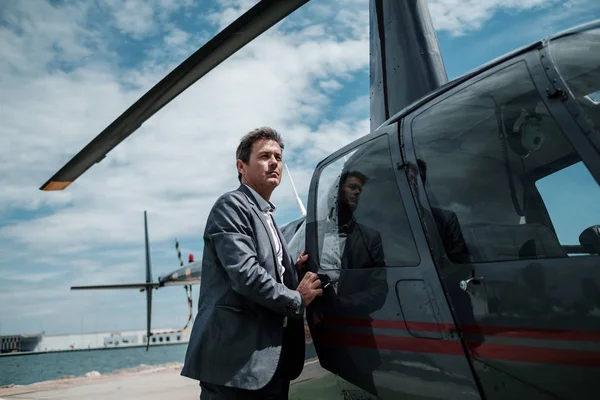 Businessman entering his private helicopter — Stock Photo, Image