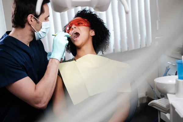 Mulher paciente em dentistas clínica privada . — Fotografia de Stock