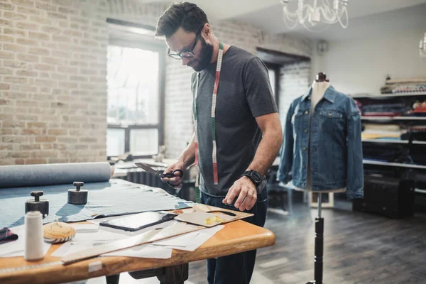 Designer de moda trabalhando em seu estúdio — Fotografia de Stock