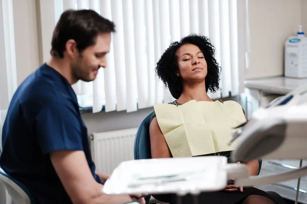 Vrouw patiënt op tandartsen prive-praktijk. — Stockfoto