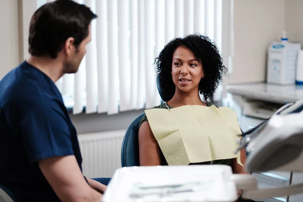 Mujer paciente en dentistas consulta privada . — Foto de Stock