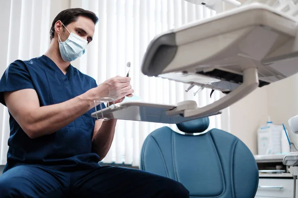 Homem dentista em seu local de trabalho — Fotografia de Stock