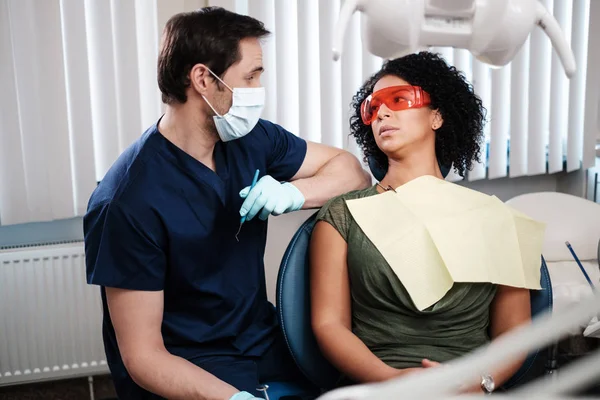 Paziente donna dal dentista studio privato . — Foto Stock