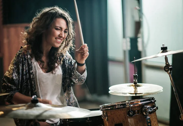 Vrouw drummen tijdens muziek band repetitie — Stockfoto