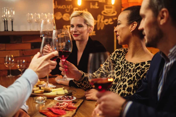 Group of friends having fun talk behind bar counter in a cafe — Stock Photo, Image