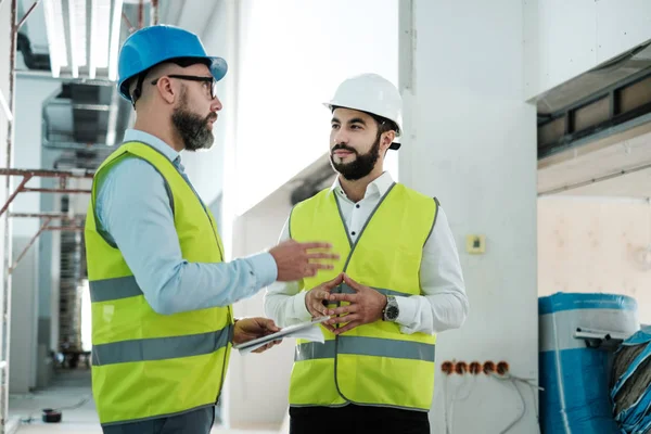 Ingenieros en sombreros teniendo conversación — Foto de Stock