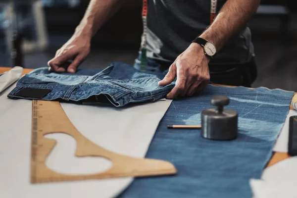 Diseñador de moda trabajando en su estudio — Foto de Stock