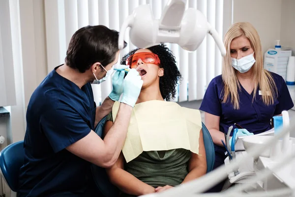 Dentist and his assitant working in private practice. — Stock Photo, Image