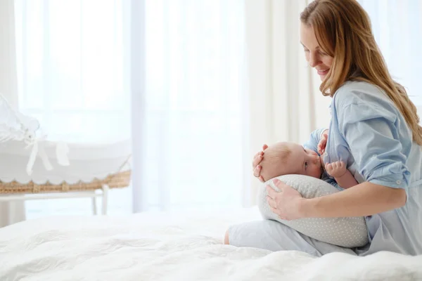 Heureuse mère d'âge moyen qui allaite son bébé — Photo