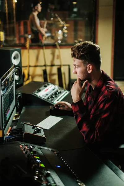 Sound engineer working in a music studio — Stock Photo, Image