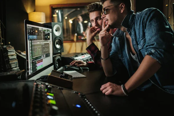 Ljudtekniker, som arbetar i en musikstudio — Stockfoto