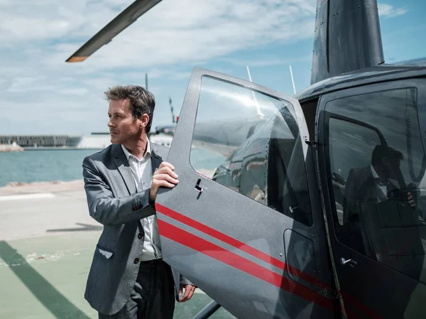 Liikemies Seisoo Lähellä Yksityistä Helikopteria — kuvapankkivalokuva