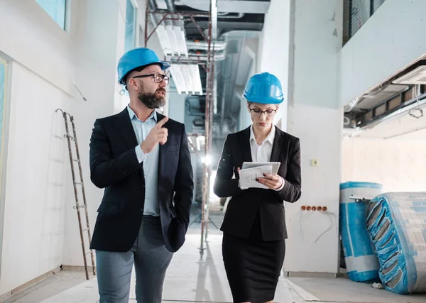 A hardhats mérnökei beszélgetés — Stock Fotó